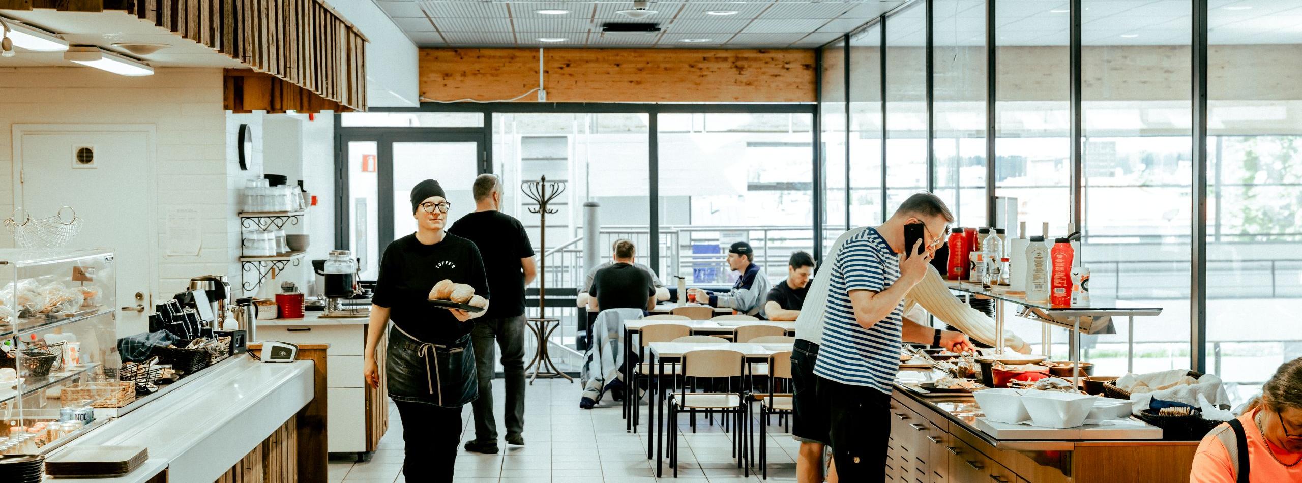 Lounas Porvoo Uimahalli: Ravintolan moderni sis&auml;tila, jossa on puisia ruokap&ouml;yti&auml;, runsas lounasbuffetp&ouml;yt&auml; ja suuret ikkunat, jotka tuovat luonnonvaloa.