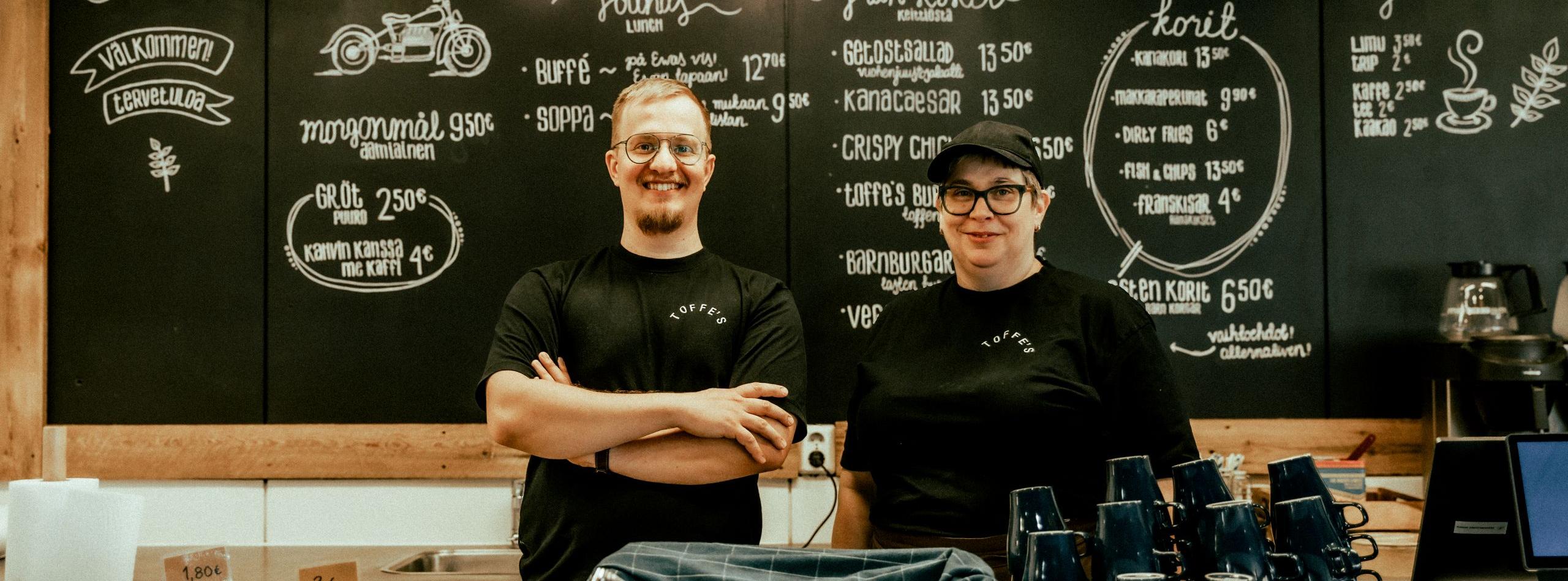 Toffe's-yrittäjä Christoffer Holmström ja Ewa-Maria Wiik hymyilevät lounasravintolan palvelutiskin takana.