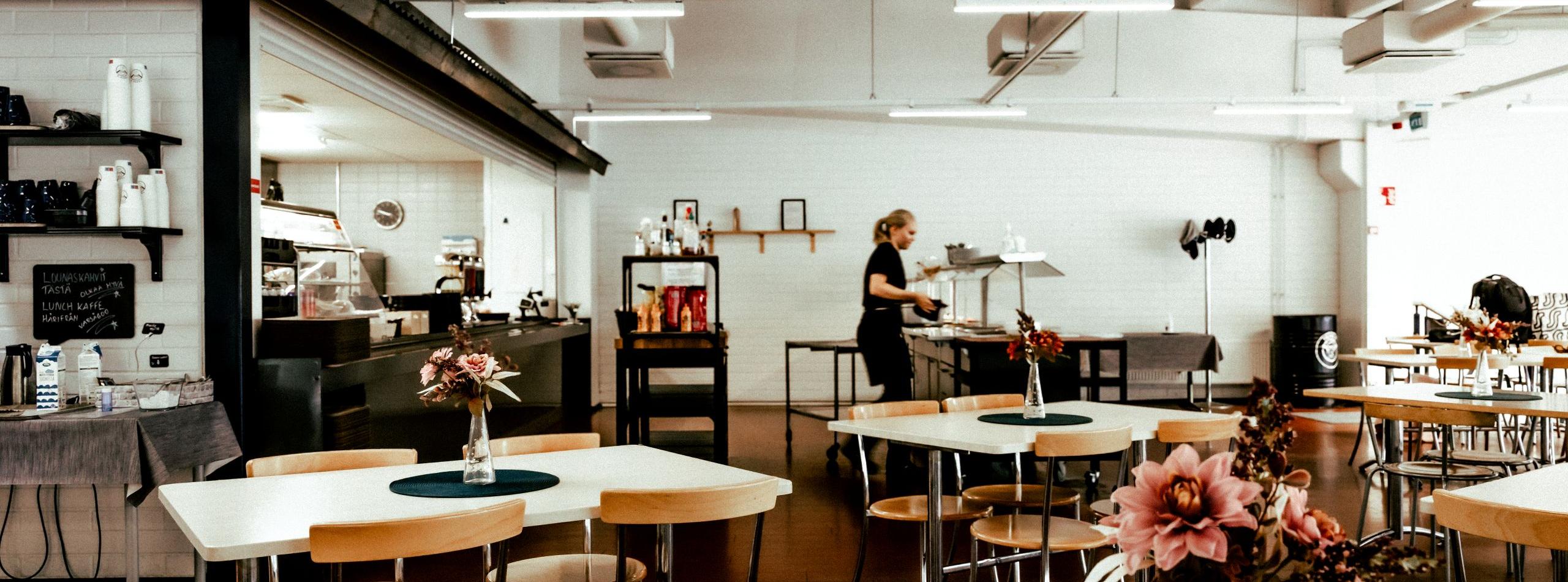 Lounas Porvoo Salpa Bar: Nauti maistuvasta buffetlounasta tunnelmallisessa Toffe’s Salpa Barissa. Kuvassa ravintolan valoisa sisätila puisine pöytineen ja noutopöytätiskeineen.